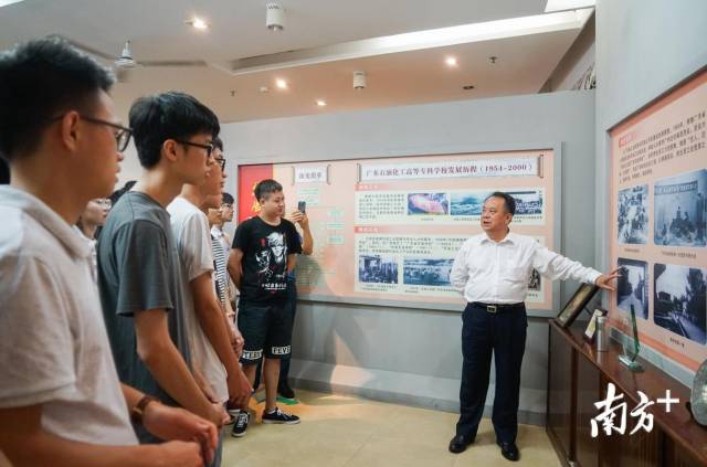 Ҽ������APP��ί�������У�����廪��ѧ��������Ǩ������